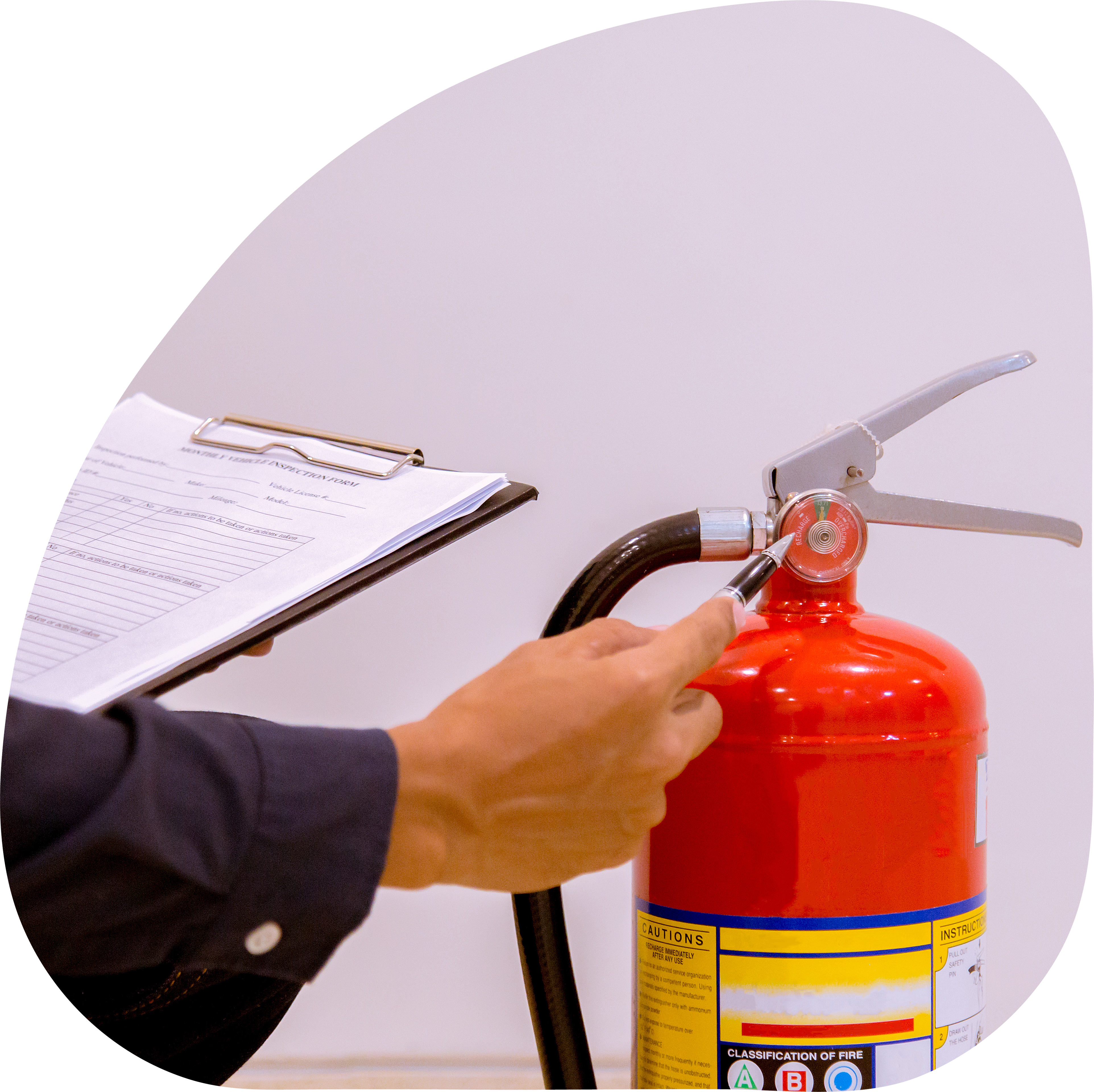 Das Bild zeigt einen Brandschutzbeauftragten der gerade die Feuerlöscher überprüft. Zusehen ist ein Pulverlöscher.