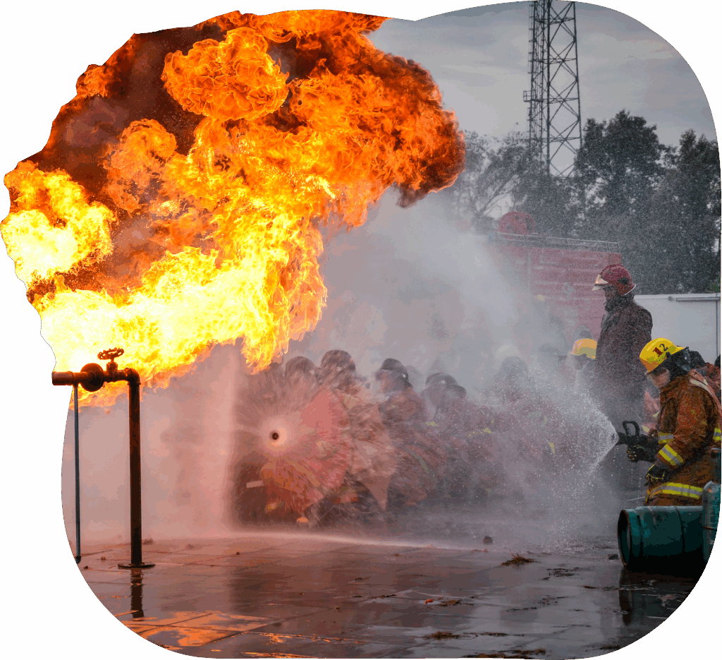 Durch ein fehlendes Explosionsschutzdokument ist es zu einer Explosion auf einem Firmengelänge gekommen. Feuerwehrleite stehen um diese Explosion herum und versuchen sie zu loeschen.