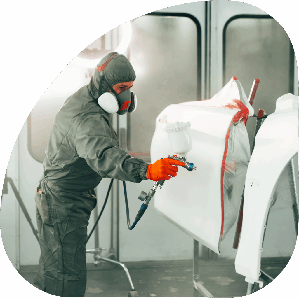 Ein mann erstellt ein Explosionsschutzdokument in einer Lackierkabine.