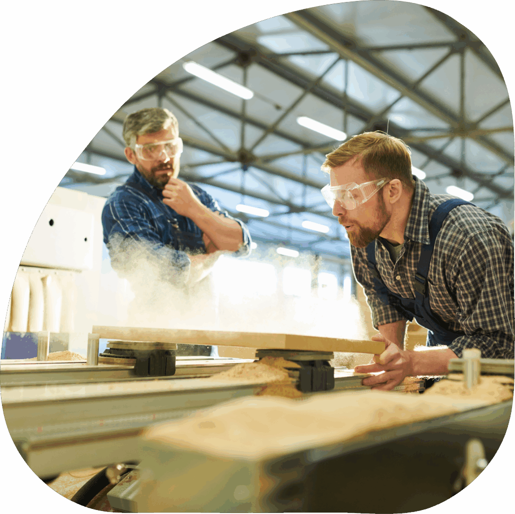 Mann erstellt ein Explosionsschutzdokument in einer Tischlerei