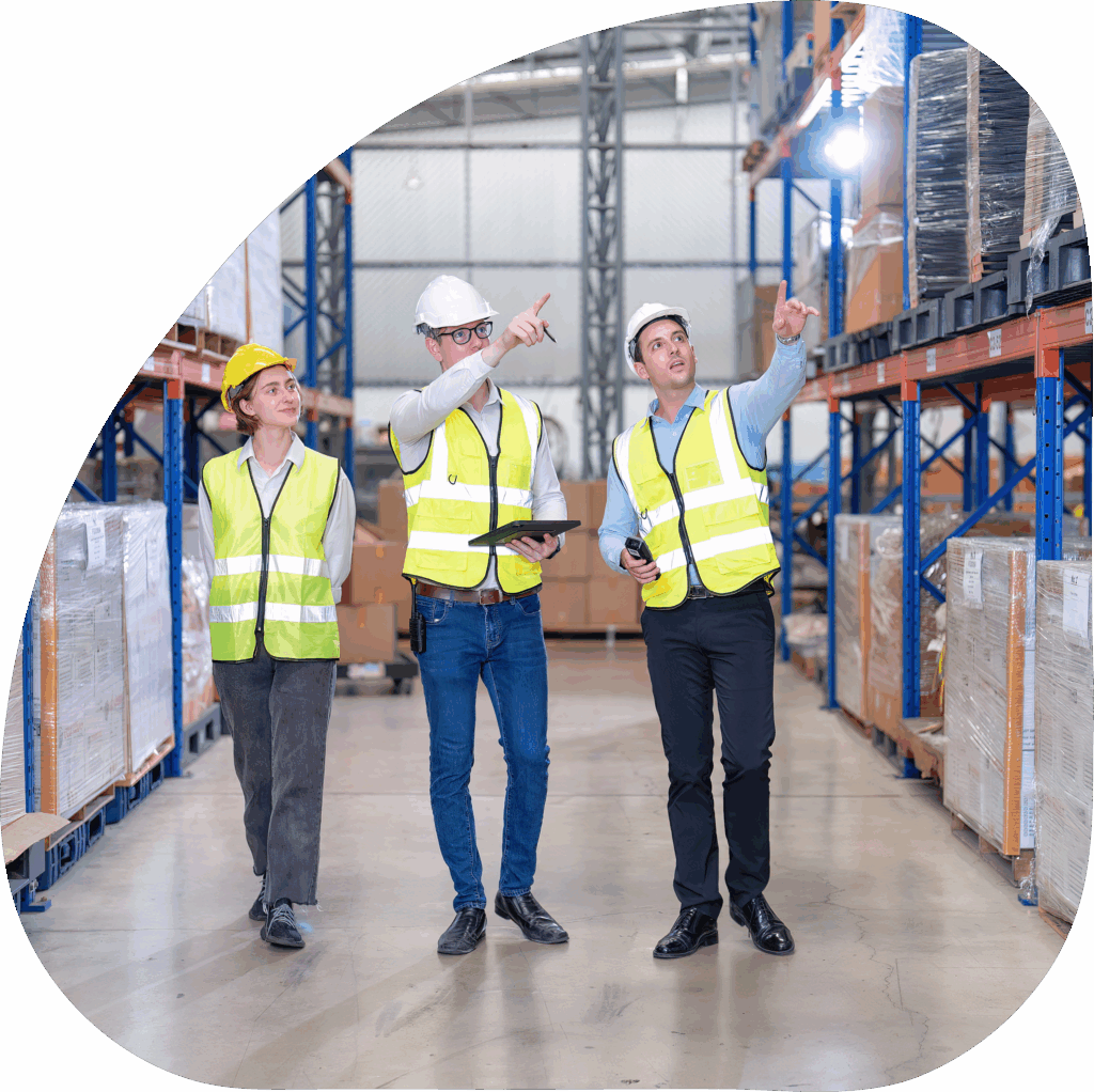 Fachkraft für Arbeitssicherheit erstellt eine Gefährdungsbeurteilung während sie mit dem Kunden durch das Lager läuft